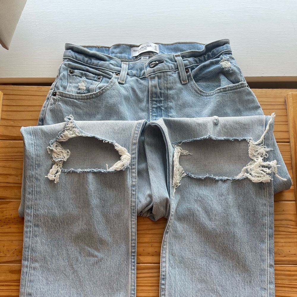 A&F CURVE LOVE Size 27S/4S 90s Straight Ultra High Rise Jeans (Distressed)
